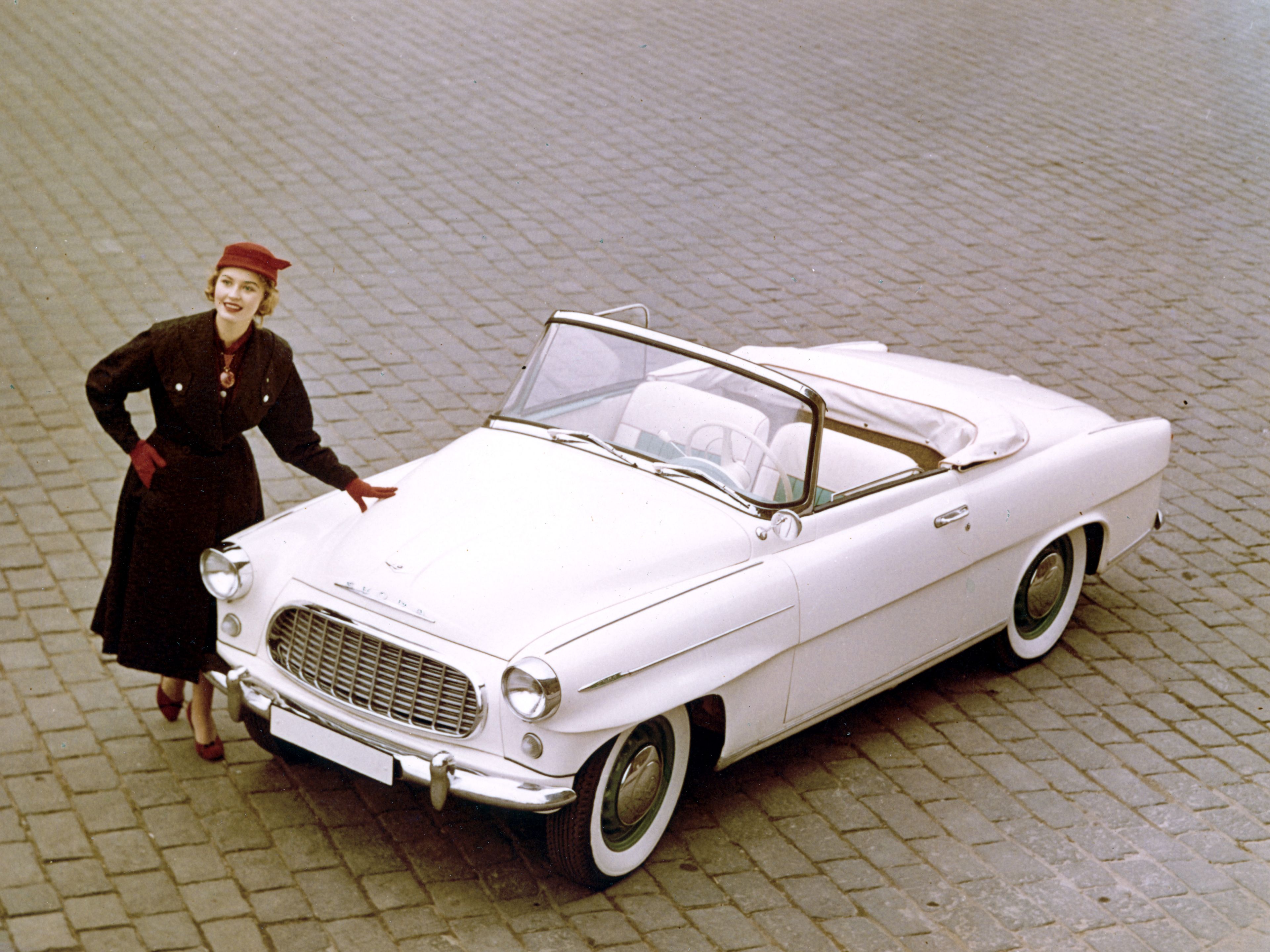 Charlotte Sheffield com Škoda 450
