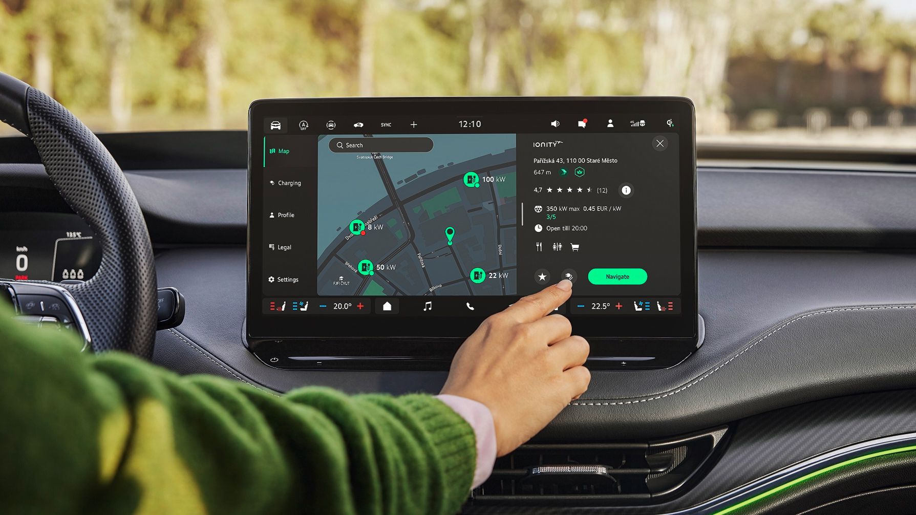 Eine Person navigiert auf einem Infotainment-Display eine Landkarte mit mehreren grünen Markierungen und verschiedenen Navigationsoptionen zu Ladestationen