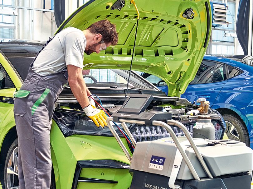 Ein Škoda Techniker überprüft den Motor eines Škoda Enyaq