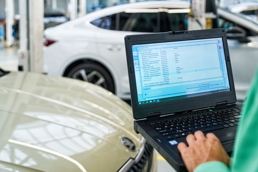 Blick auf den Screen eines Laptops mit technischen Daten eines Škoda bei der Pickerl Überprüfung.