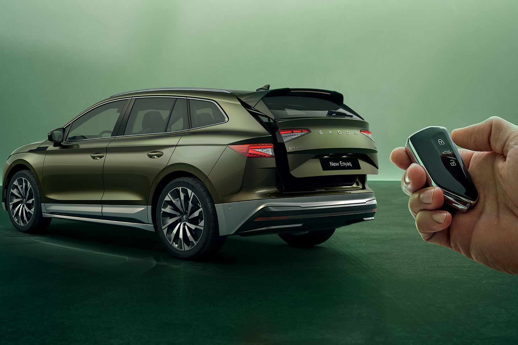 Škoda Enyaq mit geöffnetem Kofferraum