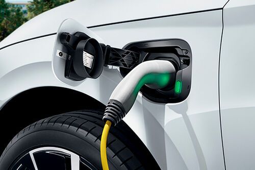 Uma viatura híbrida plug-in da Škoda a carregar 