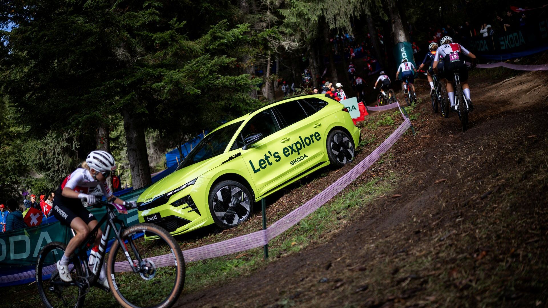 A Škoda Auto apresenta toda a sua gama de modelos 100% elétricos — o novo topo de gama Peaq, o SUV crossover Epiq, o Enyaq e o Elroq — ao longo dos percursos e nas zonas destinadas aos fãs. O construtor automóvel concebeu também o «hot seat» destinado ao líder provisório da prova de downhill.