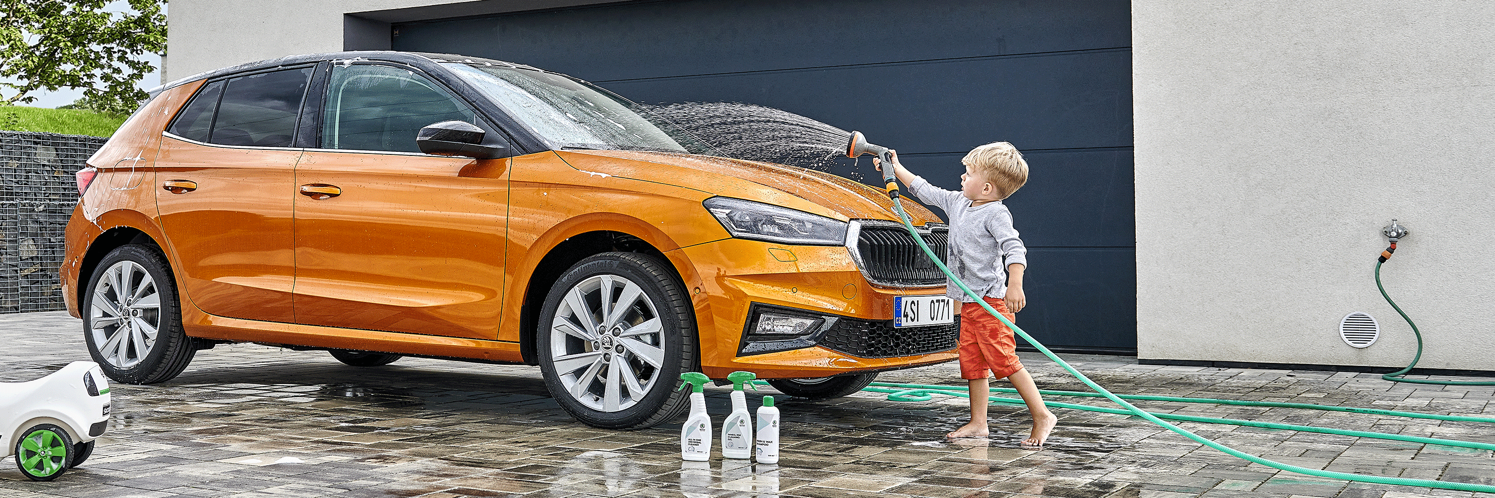 Criança a lavar um Škoda