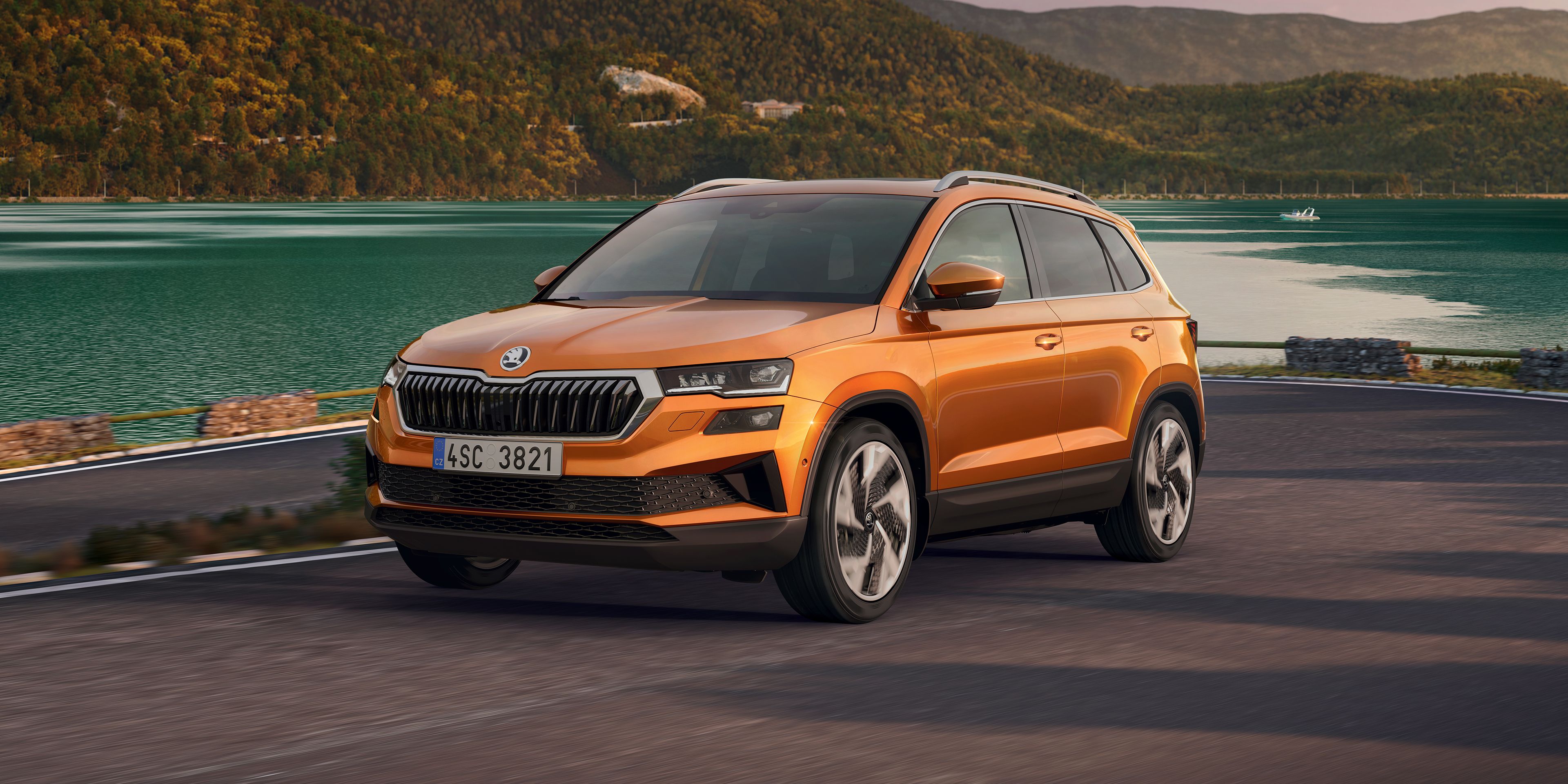 Um Škoda Karoq Ambition cinzento visto de frente na diagonal 