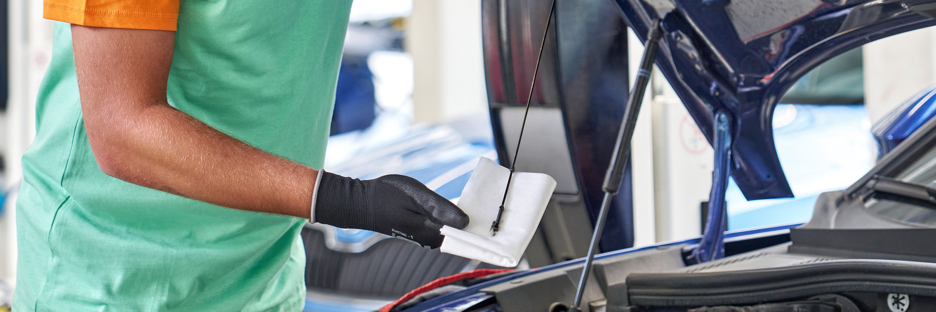Ein Škoda Mechaniker überprüft den Ölstand bei einem Škoda.