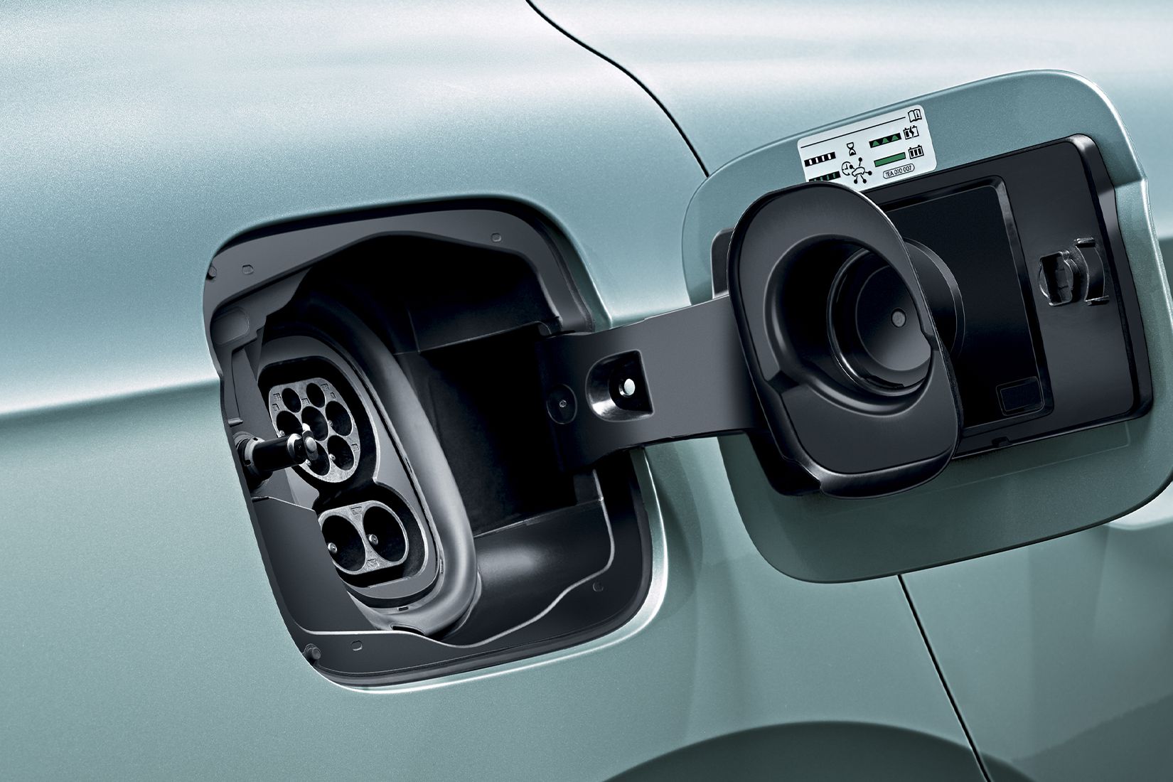 geöffnete Ladeklappe eines Elektrofahrzeugs