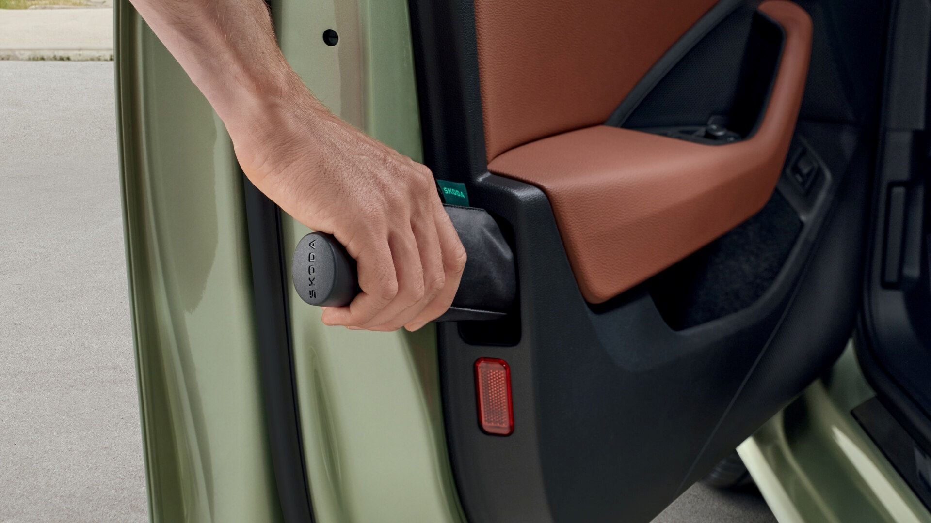 O guarda-chuva alojado na porta do condutor e, em alguns modelos, também na porta do passageiro da frente continua a ser uma das soluções Simply Clever mais conhecidas da Škoda. Fica guardado em segurança e sempre facilmente acessível.