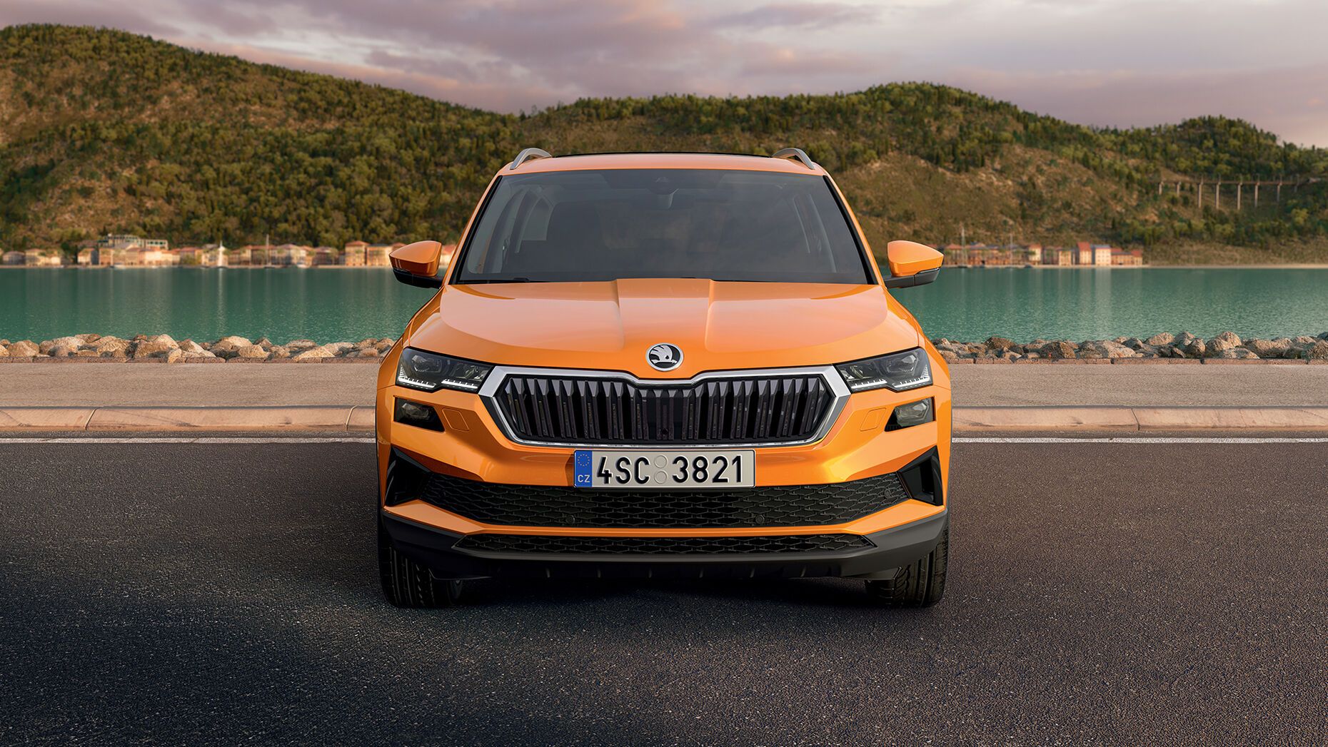Ein fahrender Škoda Karoq in Grau