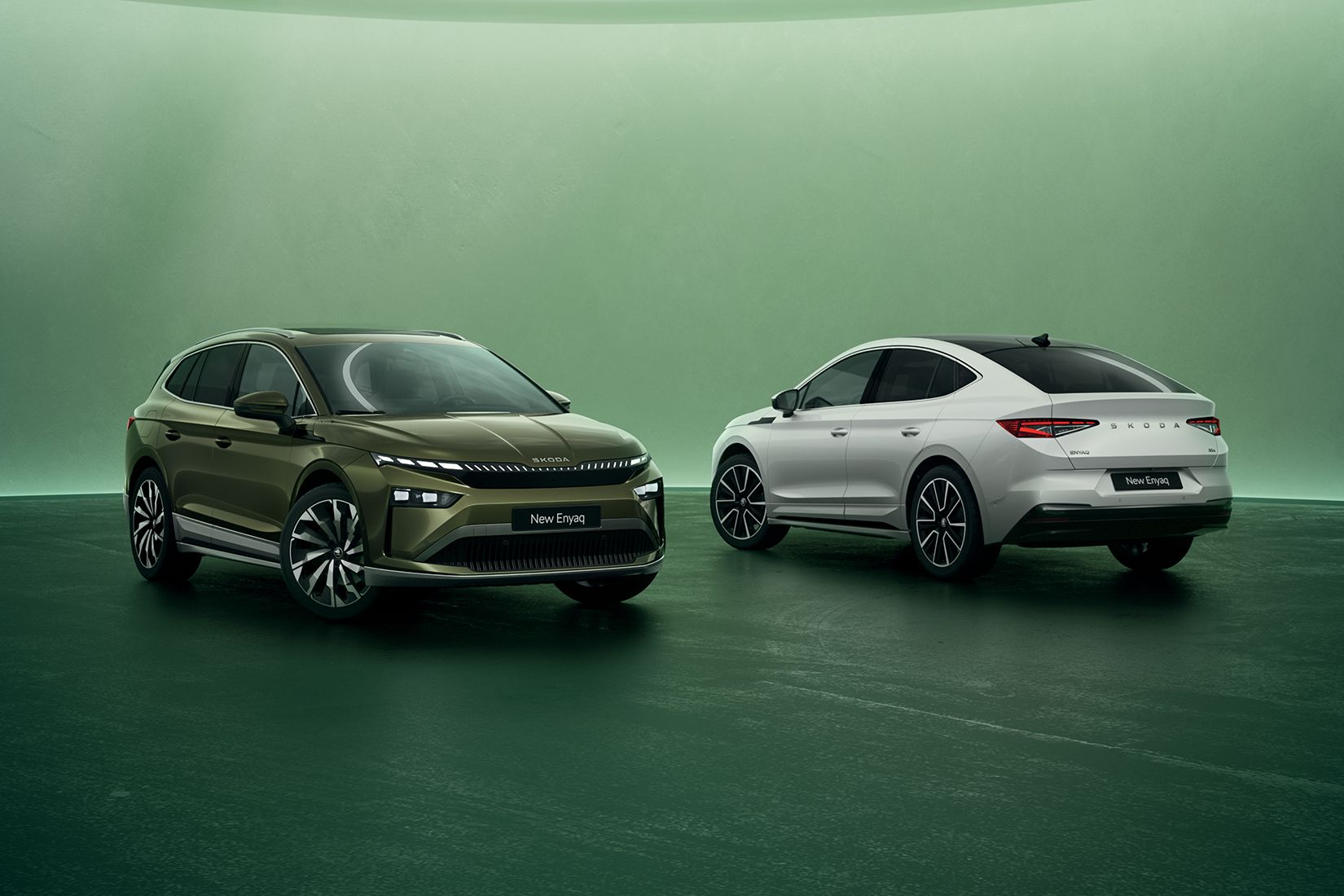 Zwei Škoda Enyaq Modelle