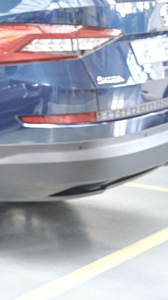 Ein Škoda Mechaniker wechselt die Batterie bei einem Škoda