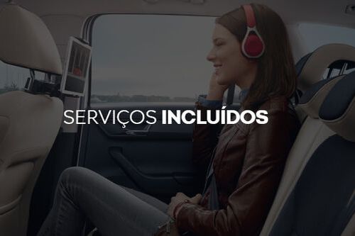 Mulher sentada nos bancos traseiros de um Škoda 