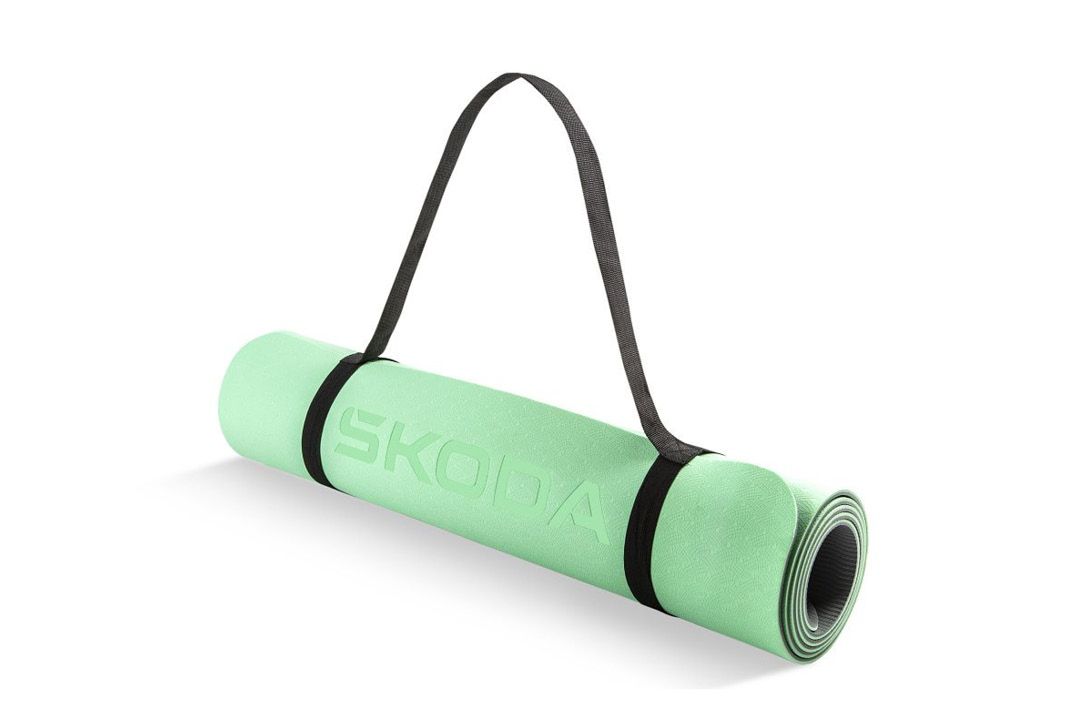 Eine grüne Škoda Trainingsmatte.