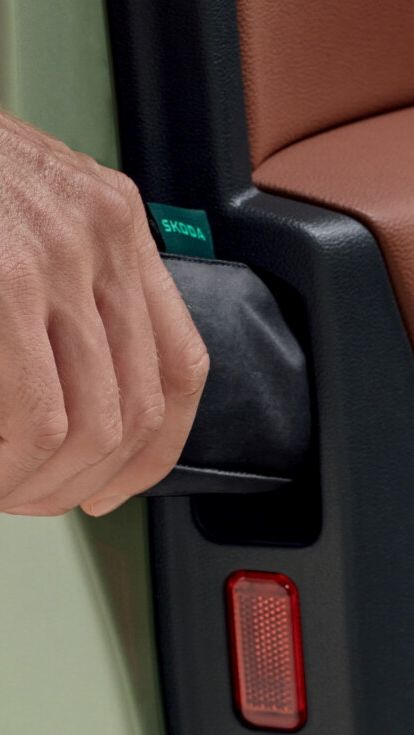 O guarda-chuva alojado na porta do condutor e, em alguns modelos, também na porta do passageiro da frente continua a ser uma das soluções Simply Clever mais conhecidas da Škoda. Fica guardado em segurança e sempre facilmente acessível.