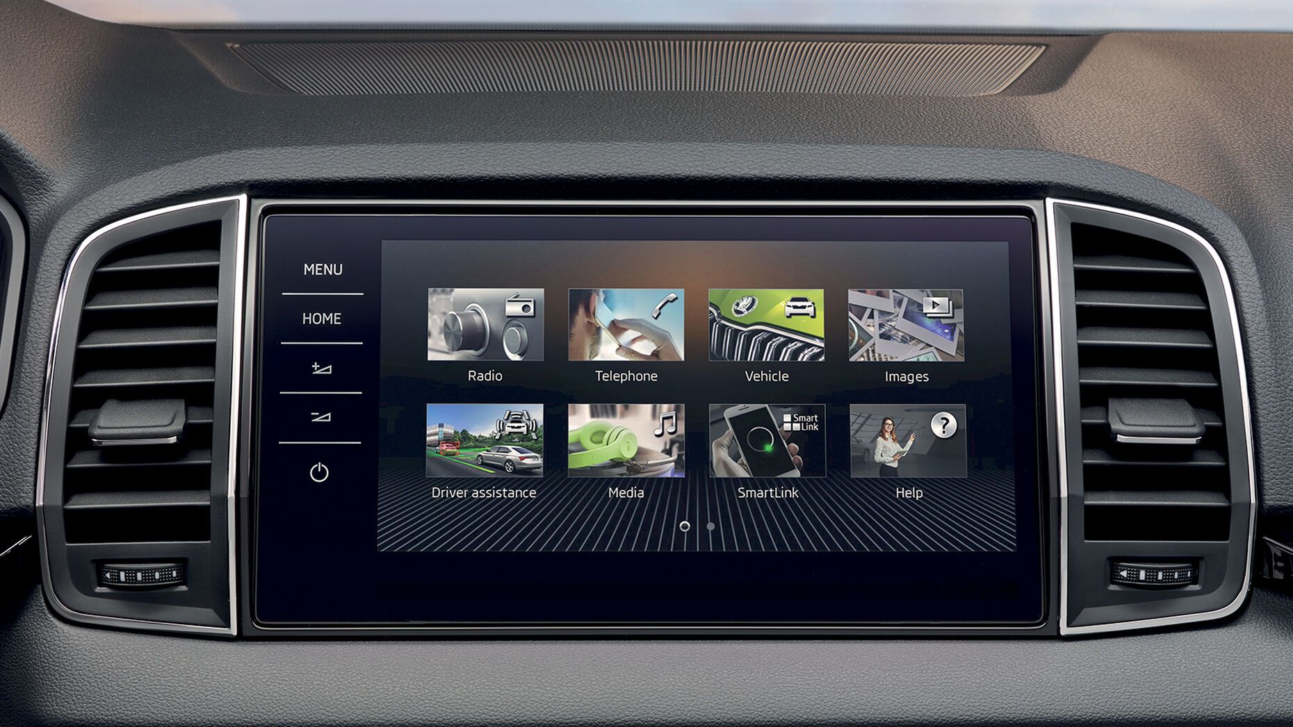 Ein Smartphone wird vor das Display eines Škoda Fahrzeuges gehalten und mit CarPlay verknüpft