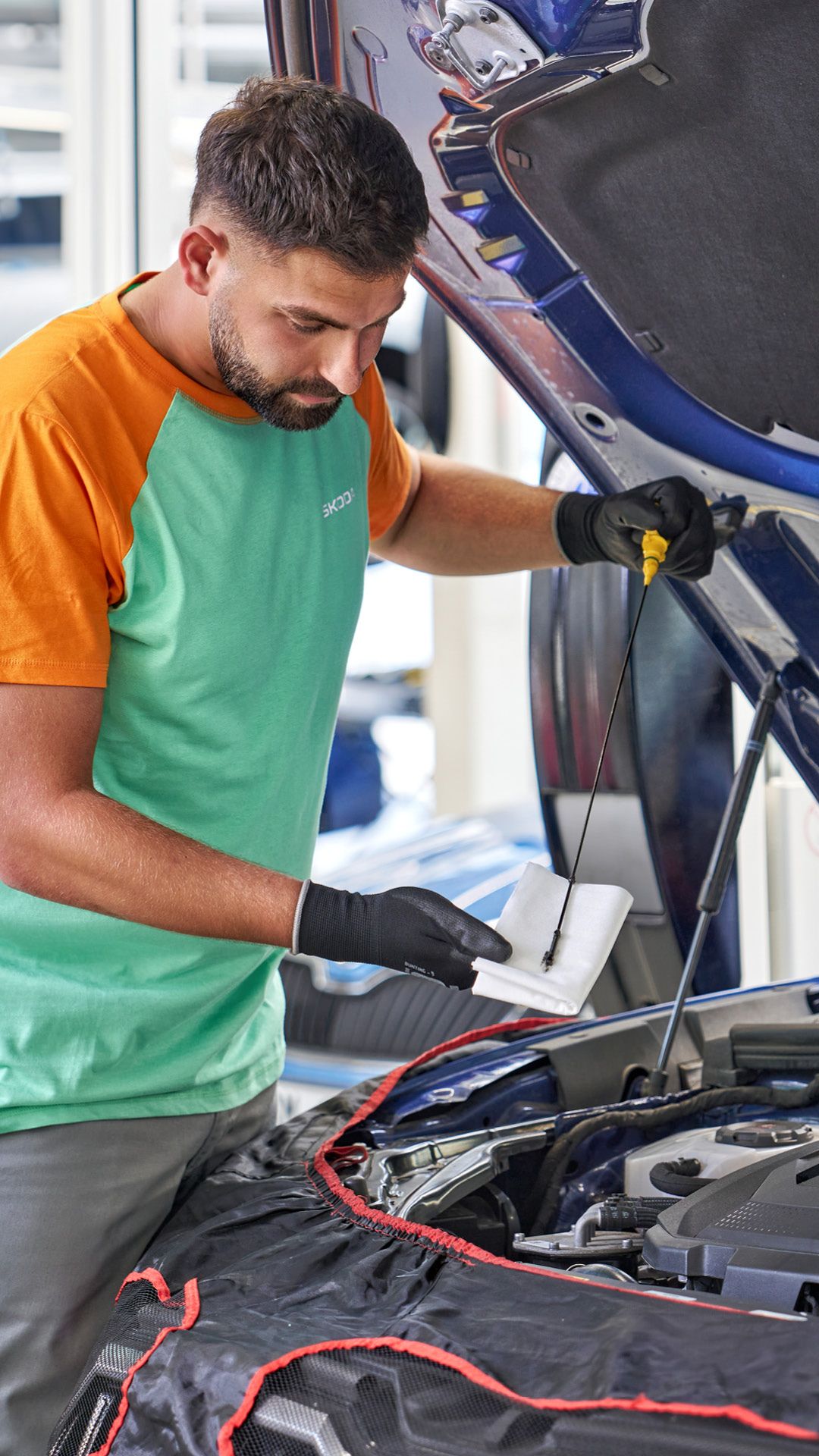 Ein Škoda Mechaniker überprüft den Ölstand bei einem Škoda.