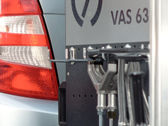 Ein Škoda Mechaniker behebt Dellen bei einem Škoda Modell