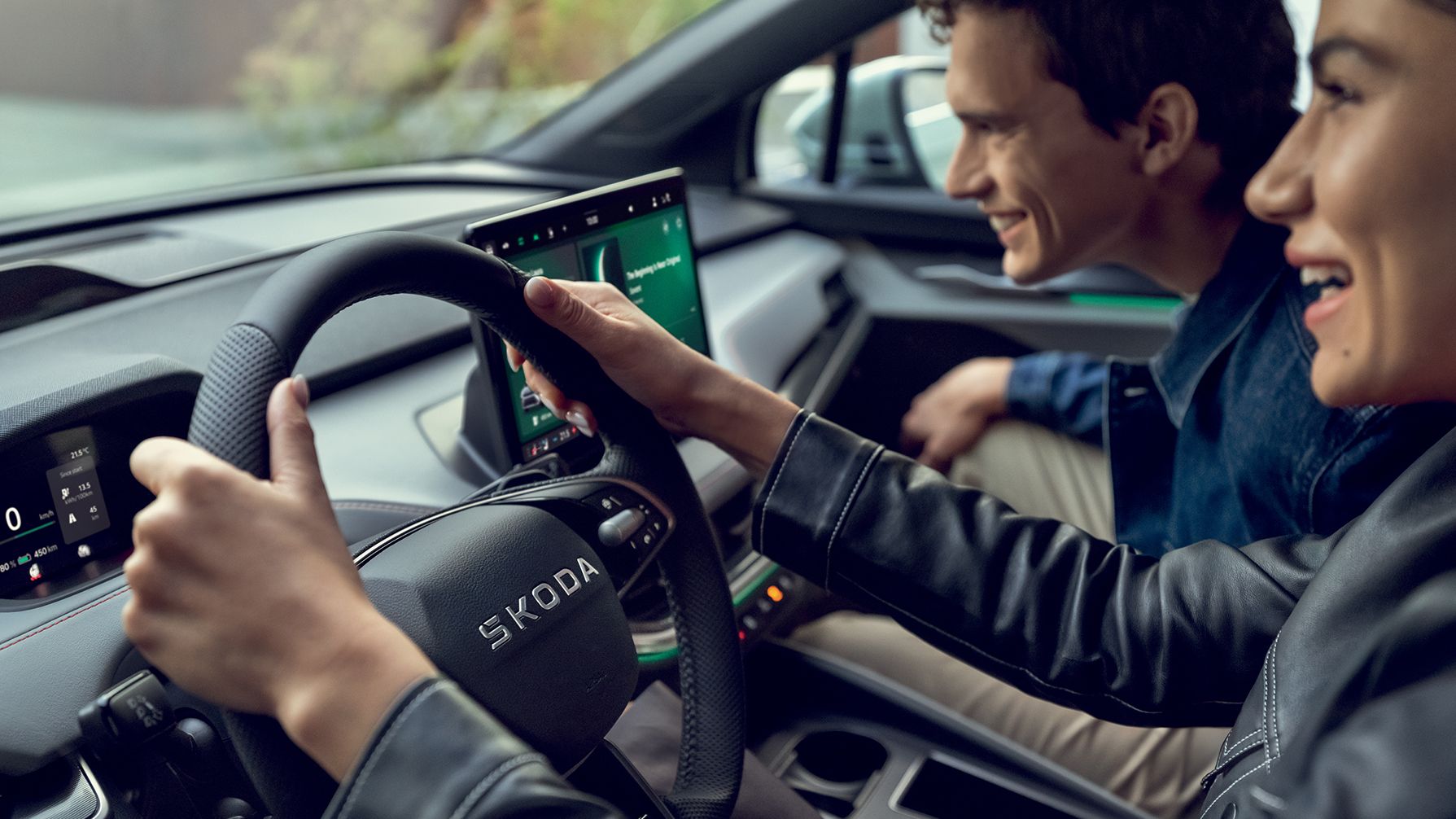 Ein Mann und eine Frau unterhalten sich während der Fahrt in ihrem Škoda.