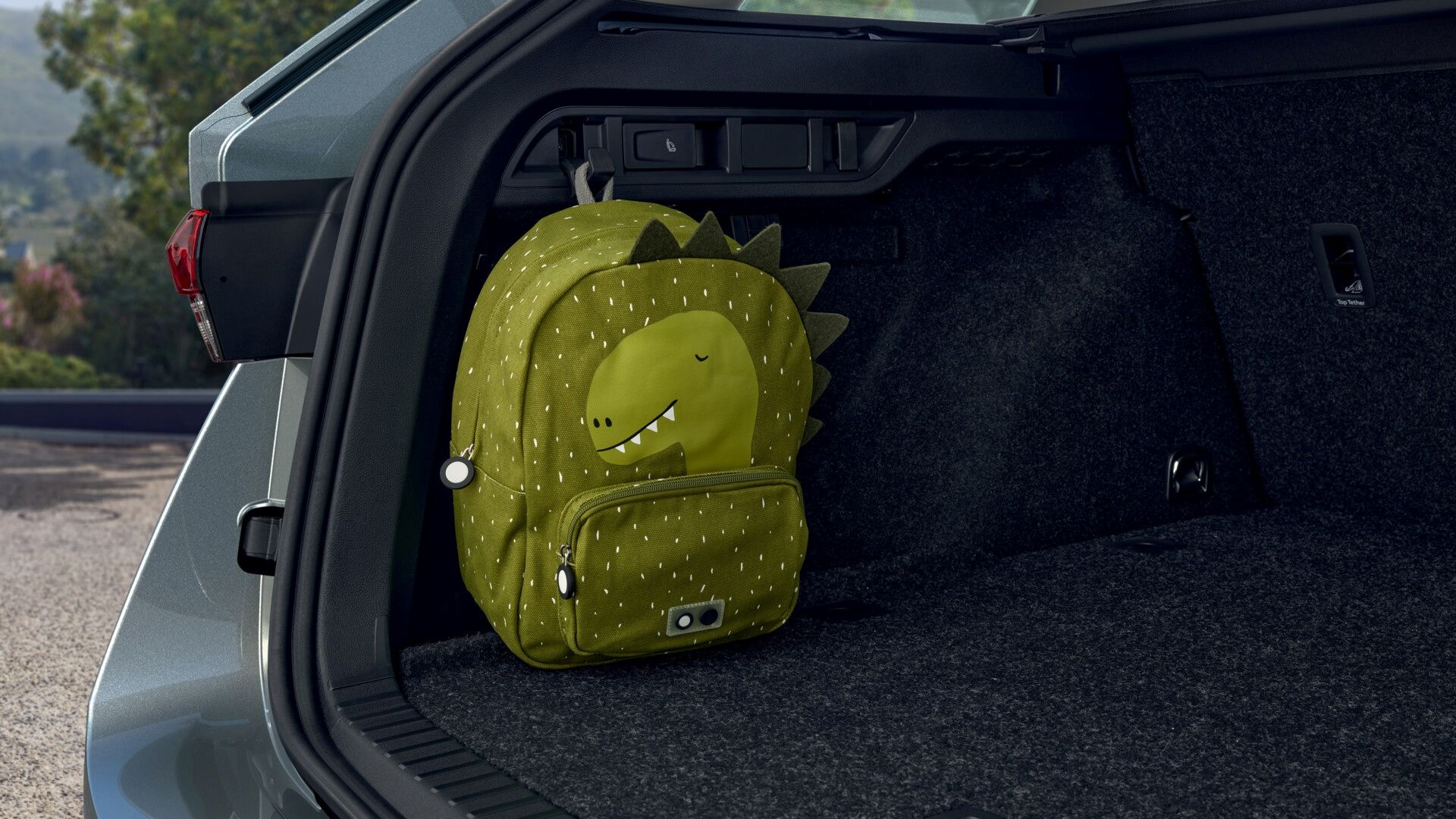 Manter a bagageira organizada O sistema de redes, os ganchos para sacos e os elementos Cargo ajudam a manter os objetos devidamente acondicionados na bagageira. Os sacos podem ser pendurados nos ganchos, enquanto os objetos mais pequenos podem ser colocados nas redes ou fixados com os elementos Cargo. Os compartimentos para coletes refletores nos painéis das portas permitem manter este equipamento de segurança sempre à mão.  Energia em viagem À medida que a mobilidade elétrica evolui, a Škoda continua a alargar a sua gama de soluções Simply Clever, criando novas formas de utilizar a energia e melhorar o conforto a bordo. O carregamento bidirecional é uma das novidades introduzidas nos modelos elétricos da Škoda para o segundo semestre de 2026. A função Vehicle-to-Load (V2L) utiliza a energia da bateria de tração para alimentar dispositivos elétricos externos, quer através de uma tomada de 230 V na bagageira, quer através de um adaptador da gama Škoda Genuine Accessories ligado à tomada de carregamento do veículo. Desta forma, os utilizadores podem carregar telemóveis, computadores portáteis, câmaras e powerbanks, bem como alimentar dispositivos como chaleiras de viagem e bicicletas elétricas.  Camp Mode para pernoitas a bordo O Camp Mode foi concebido para pernoitas ocasionais no veículo. Depois de ativado através da aplicação MyŠkoda, mantém a temperatura selecionada no habitáculo durante toda a noite e assegura um fornecimento contínuo de ar fresco. Para funcionar, requer um nível de carga da bateria de, pelo menos, 30%, uma bateria de arranque de 12 V em bom estado e uma ligação estável à Internet.  Relaxar e recuperar energias no Peaq Disponível como opção para o novo Peaq, o Relax Package estreia-se na gama Škoda e transforma o veículo num espaço confortável para relaxar durante viagens longas, paragens para carregamento e outras pausas. Inclui bancos com ajuste elétrico, aquecimento, certificação AGR e função de massagem, apoios de pernas ergonómicos com regulação elétrica e, nos interiores Suite, ventilação dos bancos. O pacote inclui também um sistema de som premium Sonos e uma aplicação Wellbeing com seis modos, incluindo opções para relaxamento, alongamentos e recuperação de energia. Consoante o modo selecionado, a aplicação ajusta a climatização, a iluminação ambiente e as funções de massagem dos bancos. Entre os restantes elementos de conforto encontram-se almofadas nos encostos de cabeça dianteiros e uma mesa rebatível na consola central.  Espaço de arrumação adicional sob o capot Na versão de sete lugares do Peaq, a cobertura de enrolar da bagageira pode ser guardada sob o capot quando a terceira fila de bancos está a ser utilizada. O compartimento de arrumação dianteiro oferece também espaço para os cabos de carregamento e para um acessório de limpeza dos cabos, ajudando a manter a bagageira organizada e o equipamento de carregamento separado dos objetos pessoais.  A disponibilidade das diferentes funcionalidades varia consoante o modelo, o nível de equipamento e o mercado.