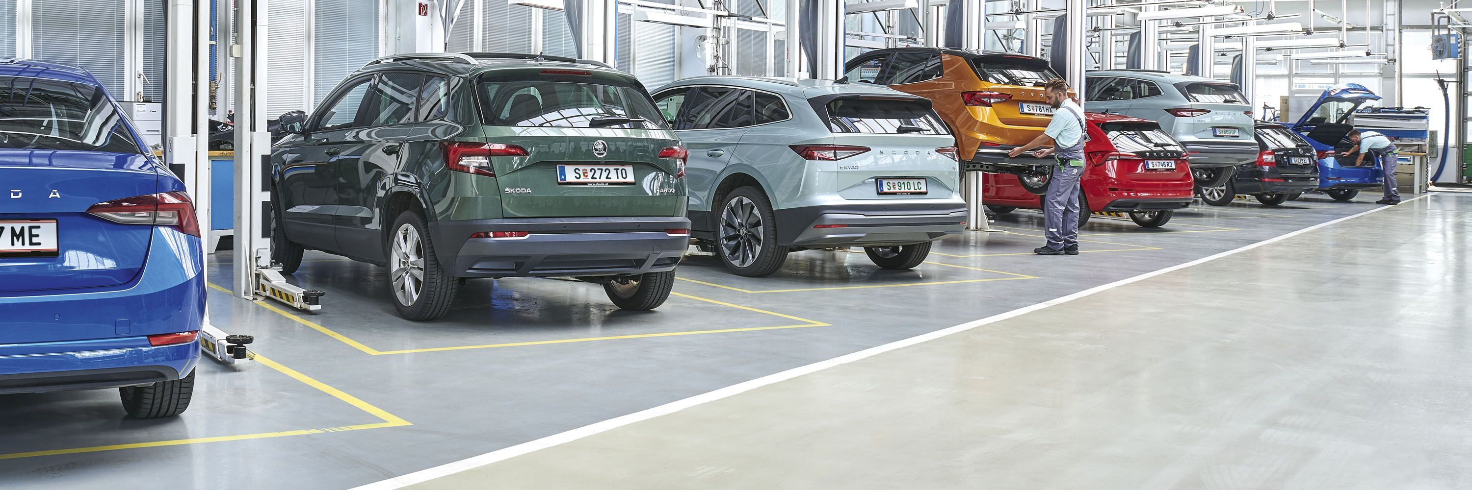 Verschiedene Škoda Modelle in einer Werkstatt.