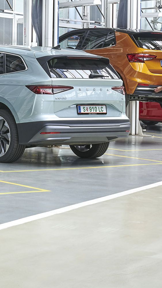 Verschiedene Škoda Modelle in einer Werkstatt.