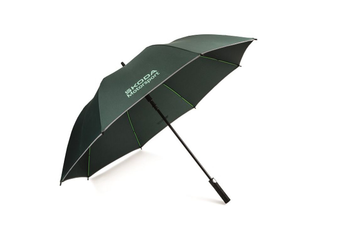 Ein grüner Škoda Regenschirm mit Škoda Schriftzug