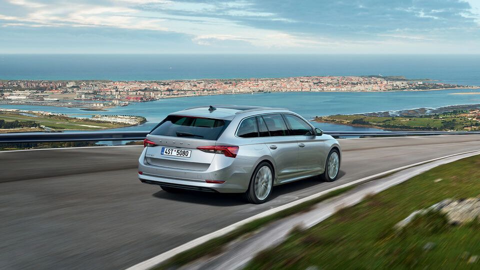 Um Škoda cinzento a descer uma estranha visto por trás 