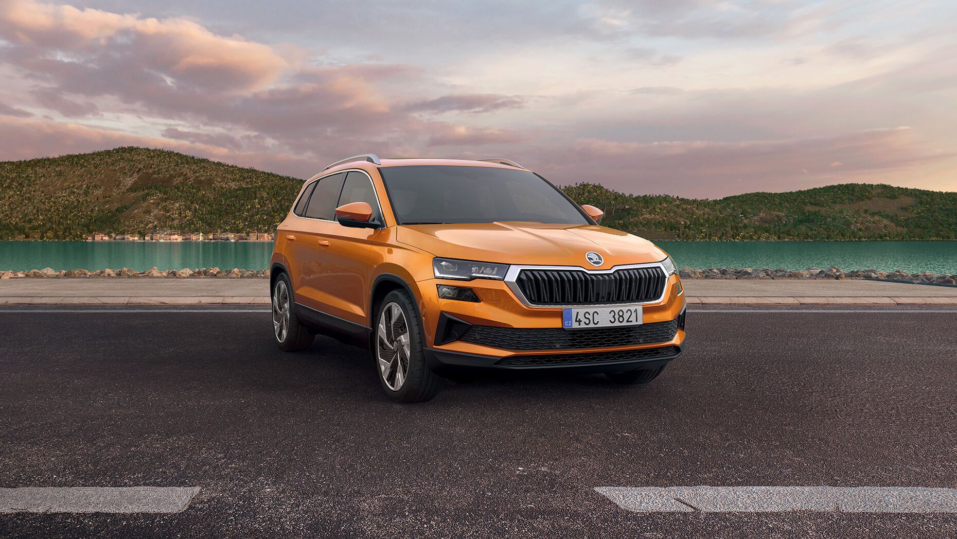 Ein Škoda Karoq fährt eine Küstenstraße entlang 