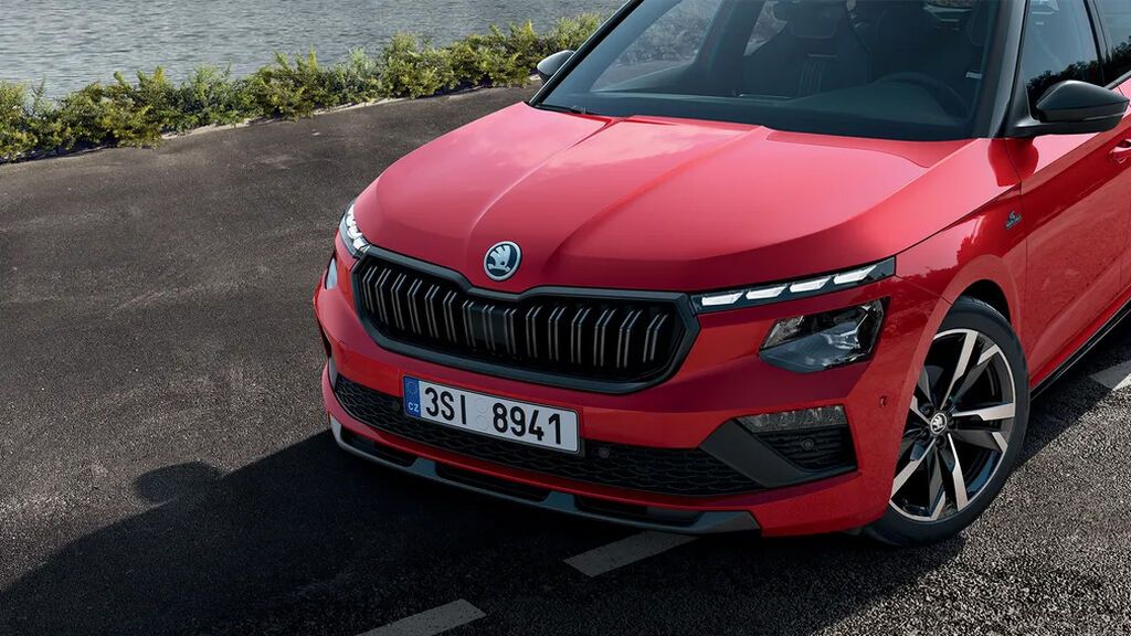 Zu sehen ist ein roter Škoda Kamiq von oben