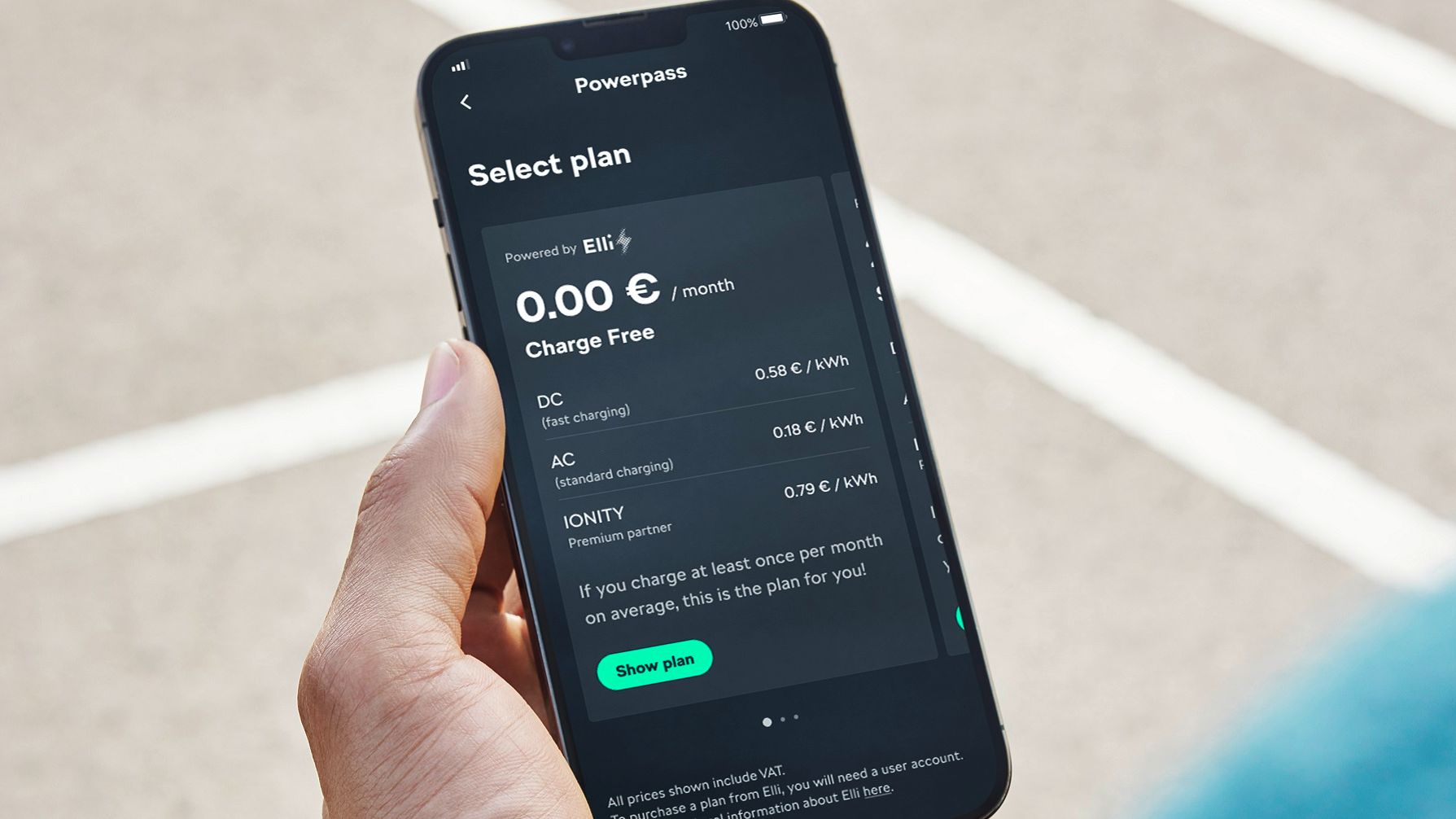 Eine Hand hält ein Smartphone, auf dem die MyŠkoda-App zur Auswahl von Ladeplänen für Elektroautos angezeigt wird.