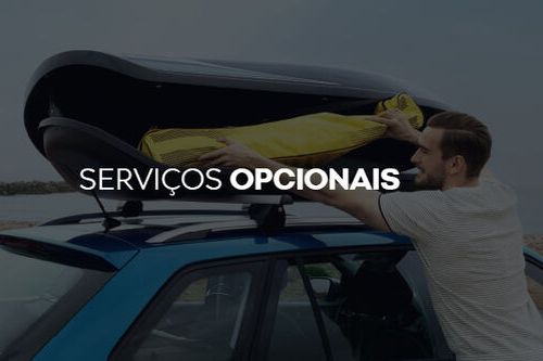 Um homem a guardar bagagem na mala de tejadilho de um Škoda 